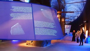 использование ПВХ пленки с подсветкой для размещения текста, фото