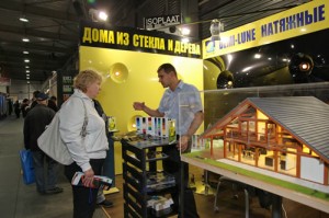 менеджеры компании деми луне рассказывают посетителям выставки о преимуществах французских натяжных потолков