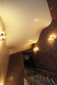 Натяжные потолки DEMI-LUNE на лестнице, сложные конструкции. Фото